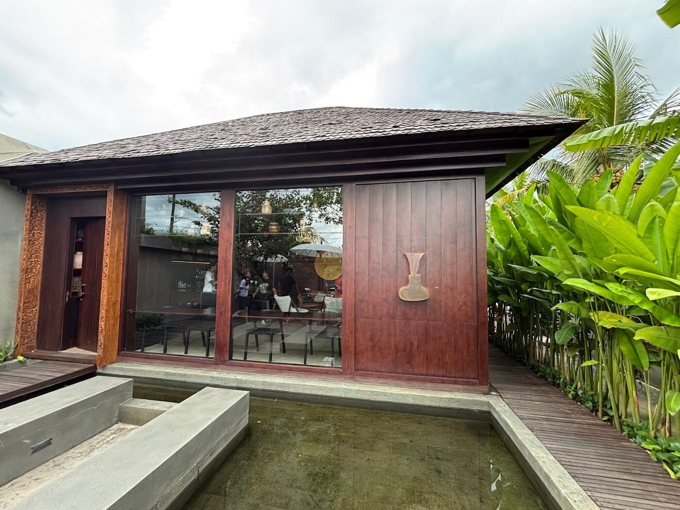 A quiet villa room built around a V60 and a Matcha Cloud